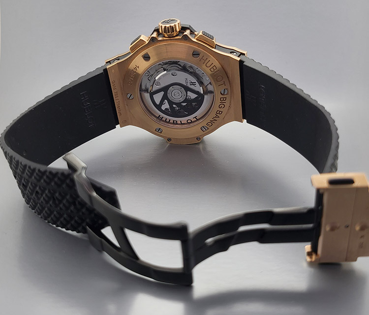 Hublot Big Bang cased in 18k rose gold featuring a black dial - S